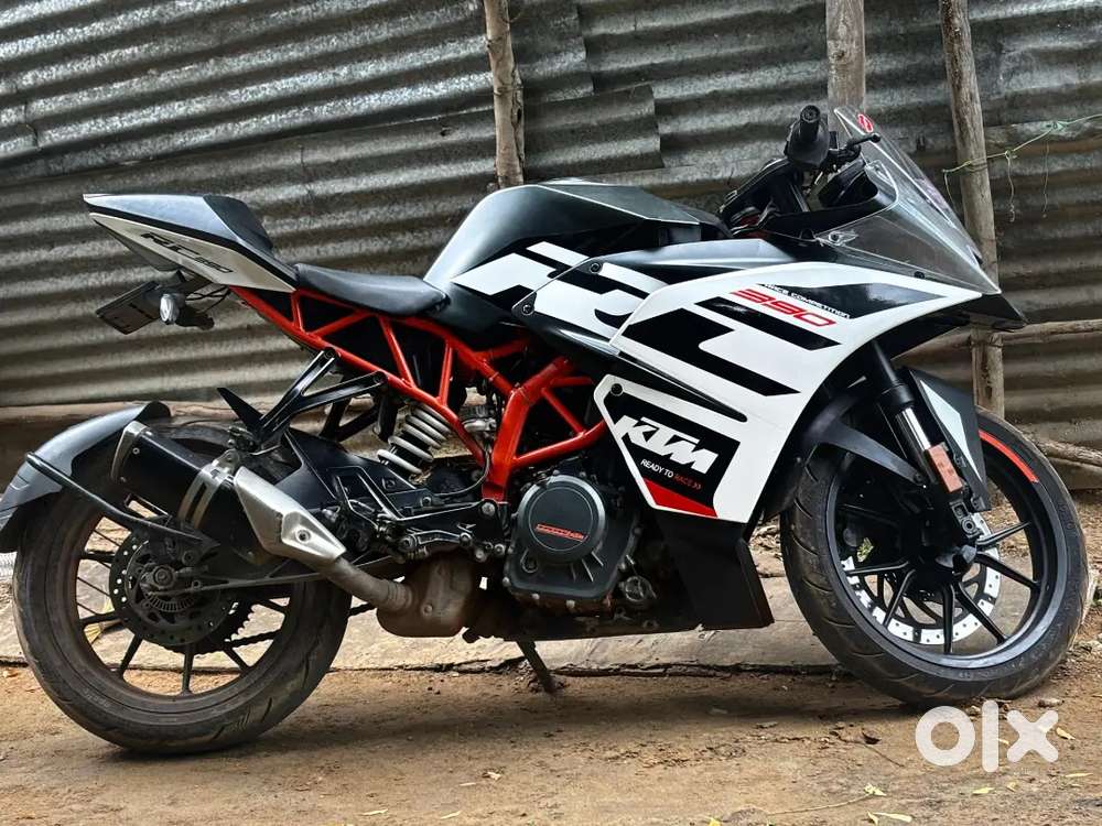 RC 390  wHITE WITH BLACK