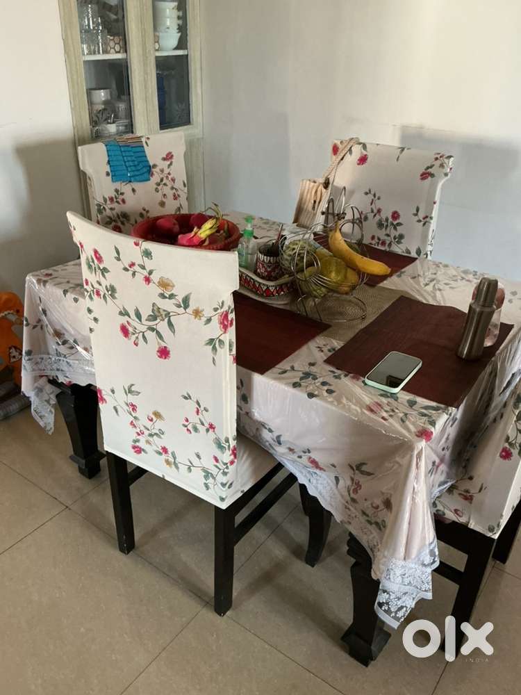 4 Chair Dinning Table