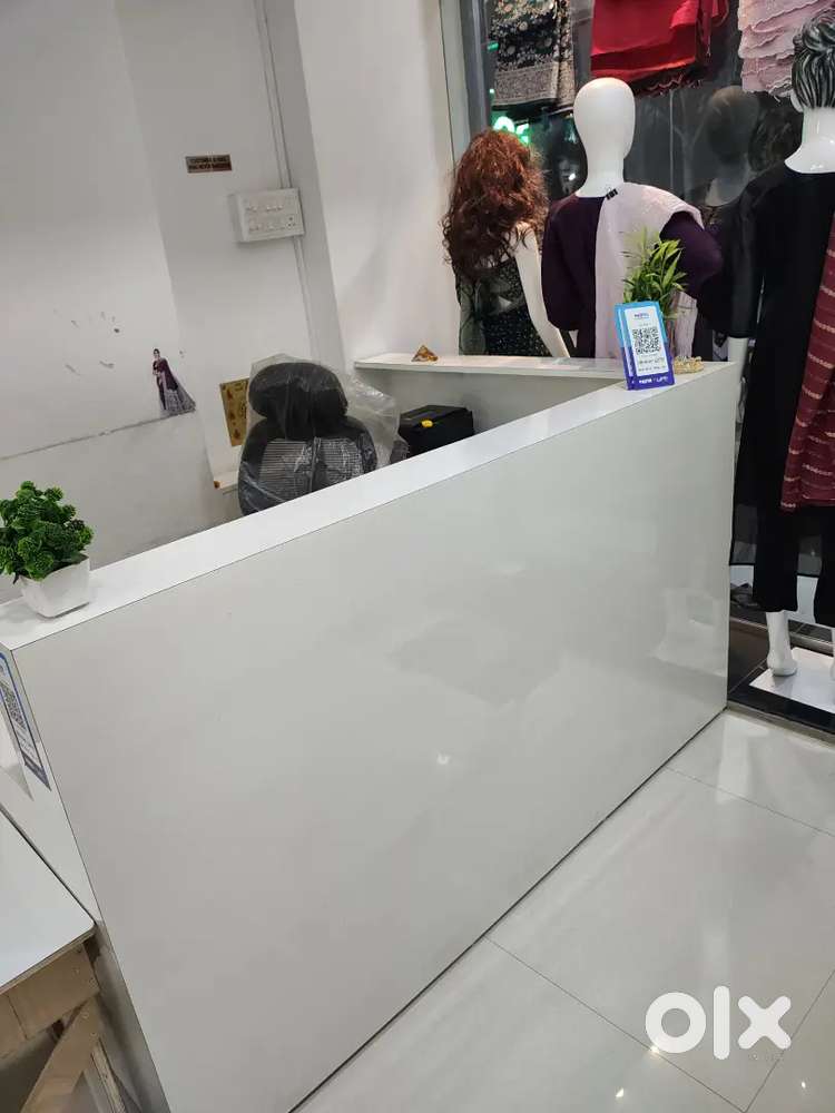 High-Quality Rack & Counter for Sale – Great Condition!!