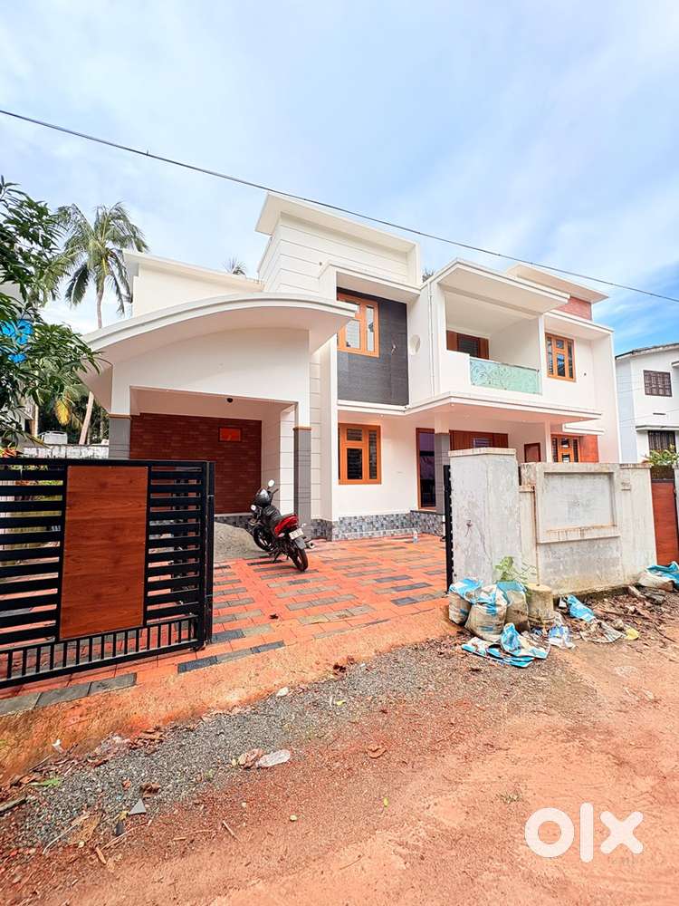 Kunnamangalam - 6.50 Cent 4 Bed New House