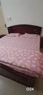 Bed, 2 Side Table, Dresser, Showpiece Cabinet