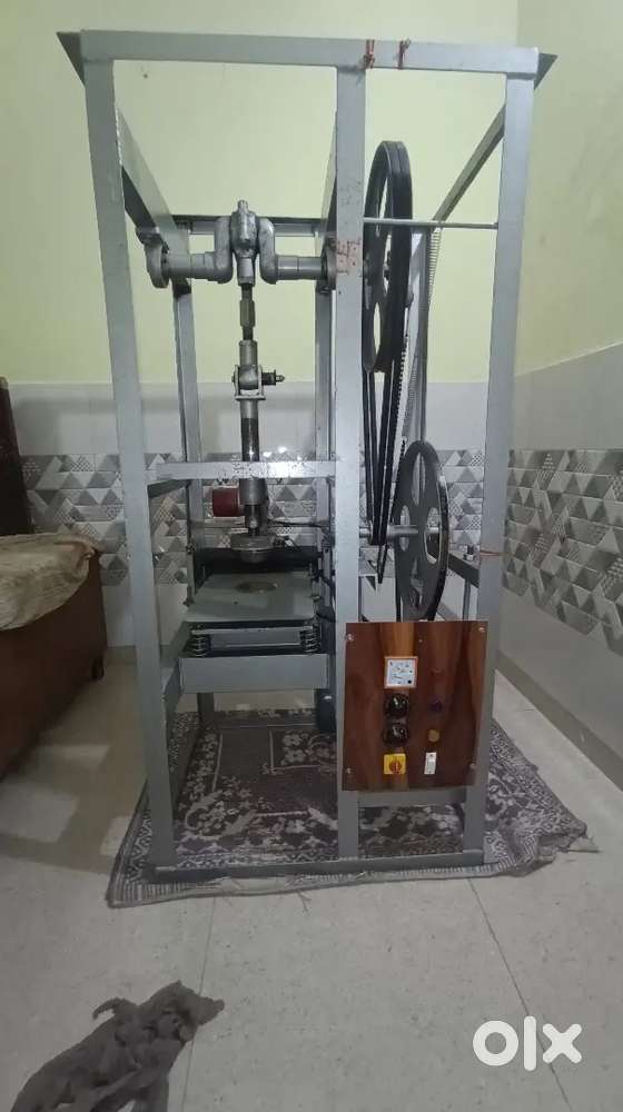 Paper plate making machine with free paper roll