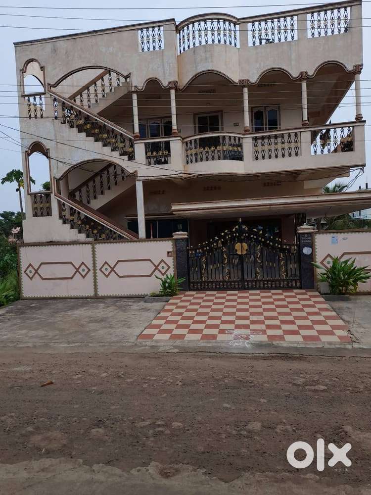 Both double and single bedroom house on first floor