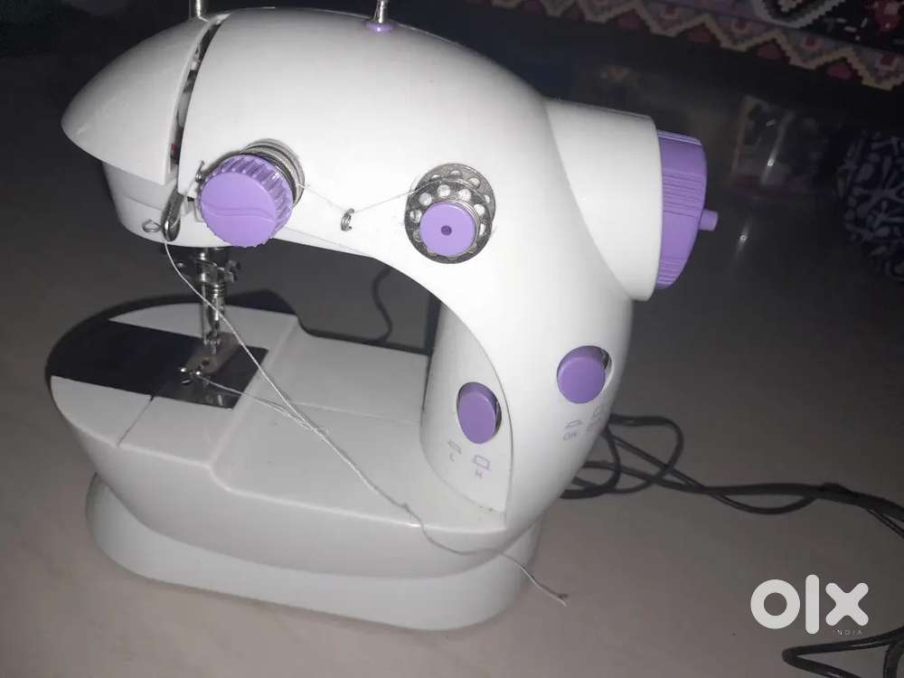 Small sewing machine