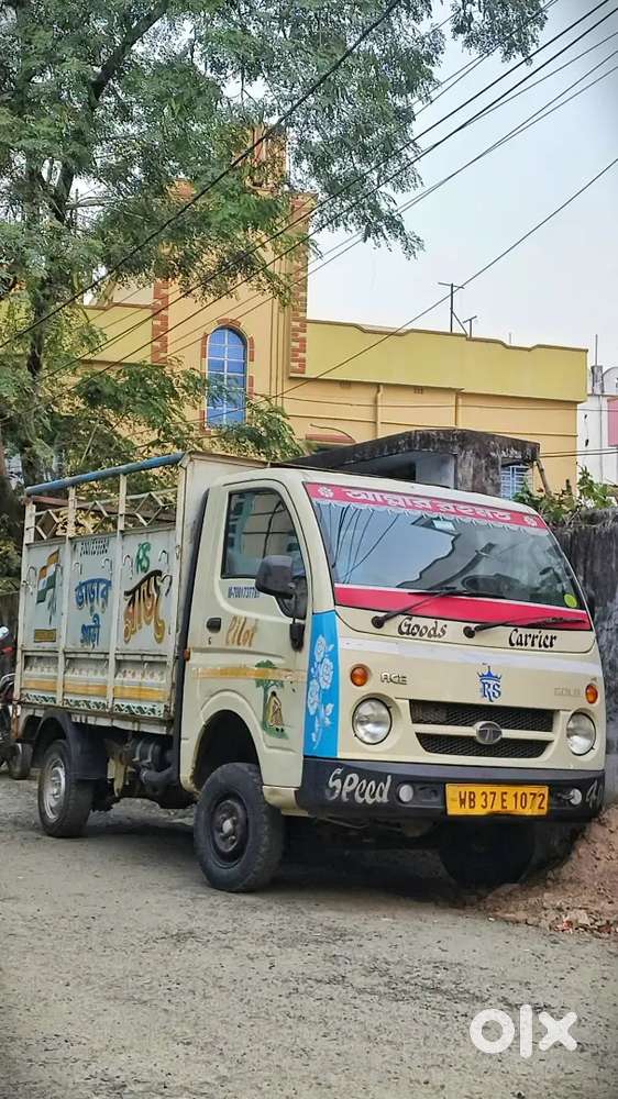 ছোটো হাতি ড্রাইভার লাগবে