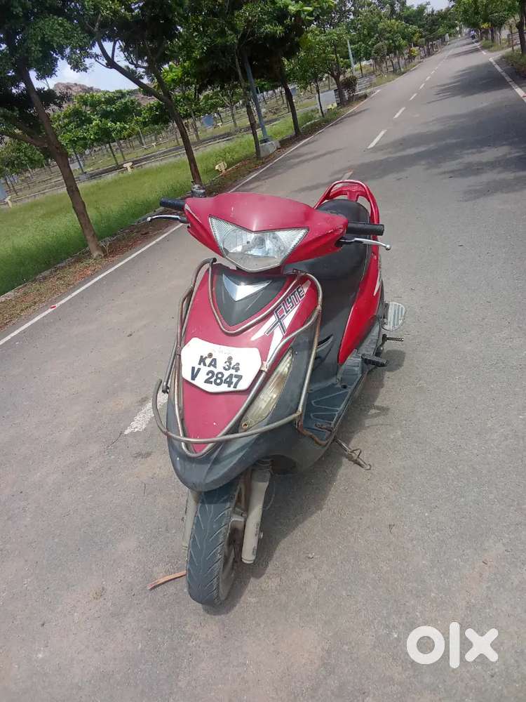 Saling the scooty