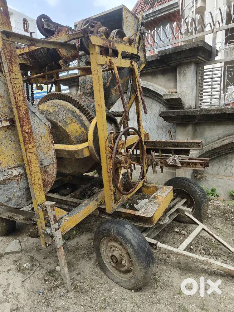 Concrete mixer with lift