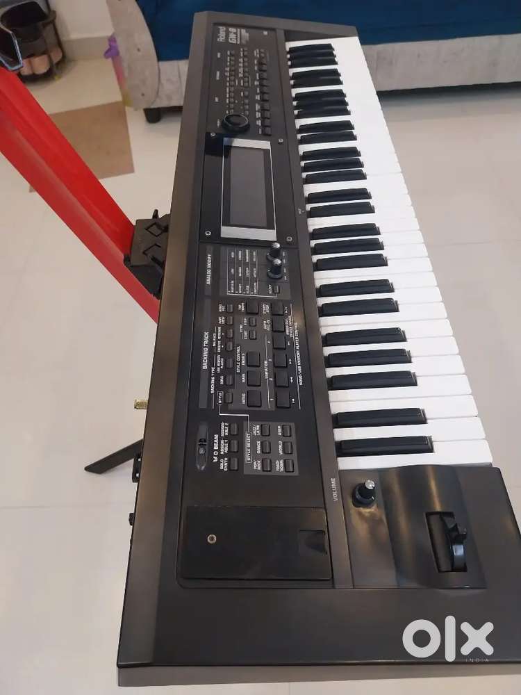 Roland Gw-8 keyboard with original adapter, padded bag and stay stand