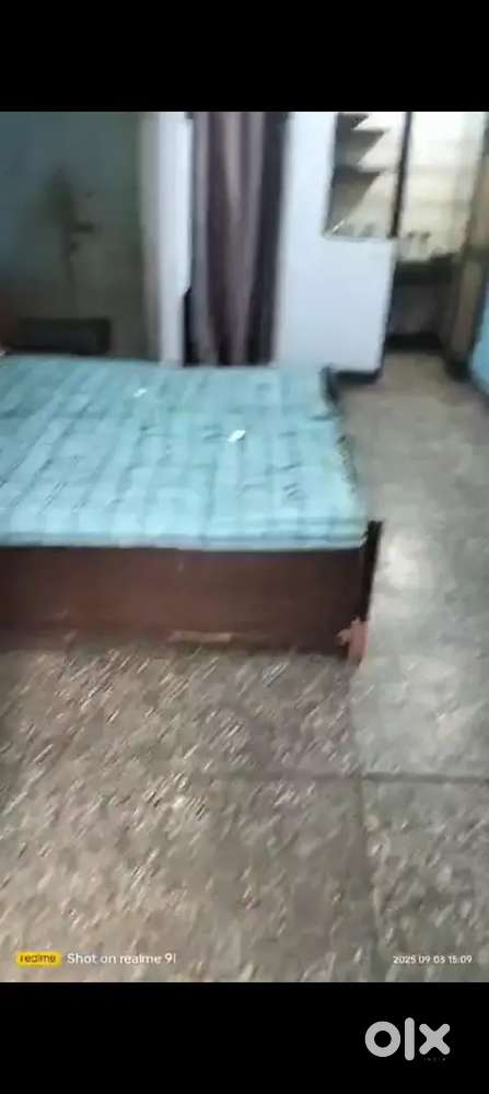 Full furnished floor indipendent, for working person only