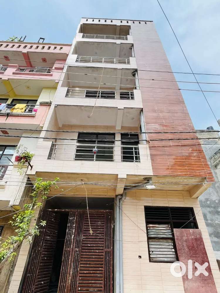 3 bhk Entire floor
110 gaj space 
25 feet road 
37 lakhs