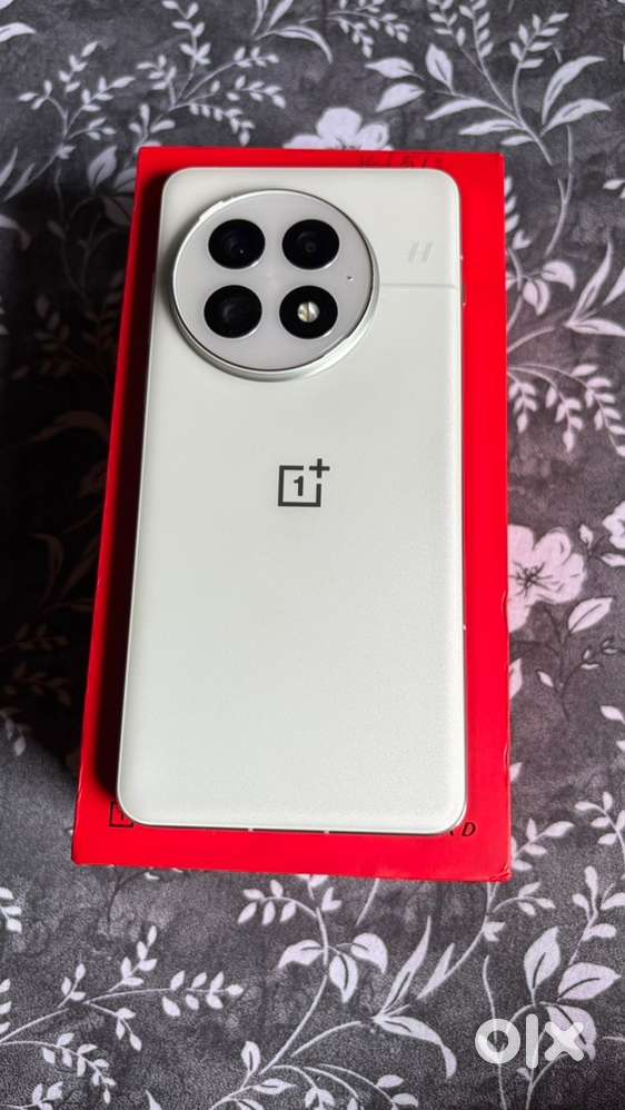 Oneplus 13 16/512 gb variant 6 months old with complete set .