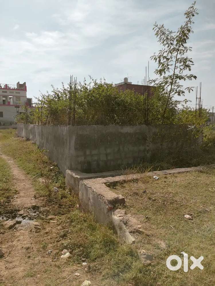 Plot with foundation and old boring