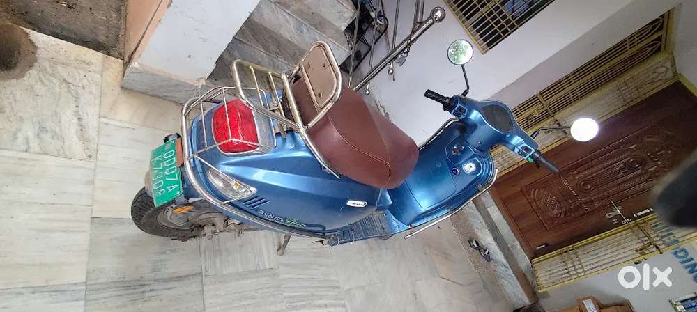 Benling Aura Electric Scooty