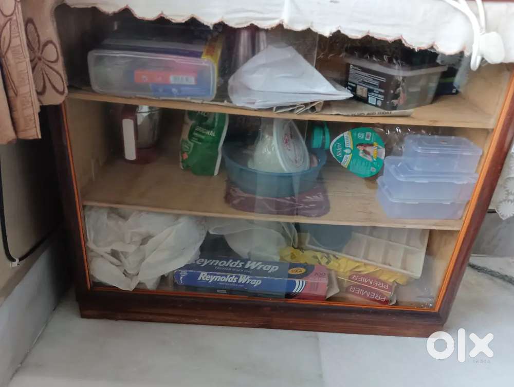 Shoe rack with glass door