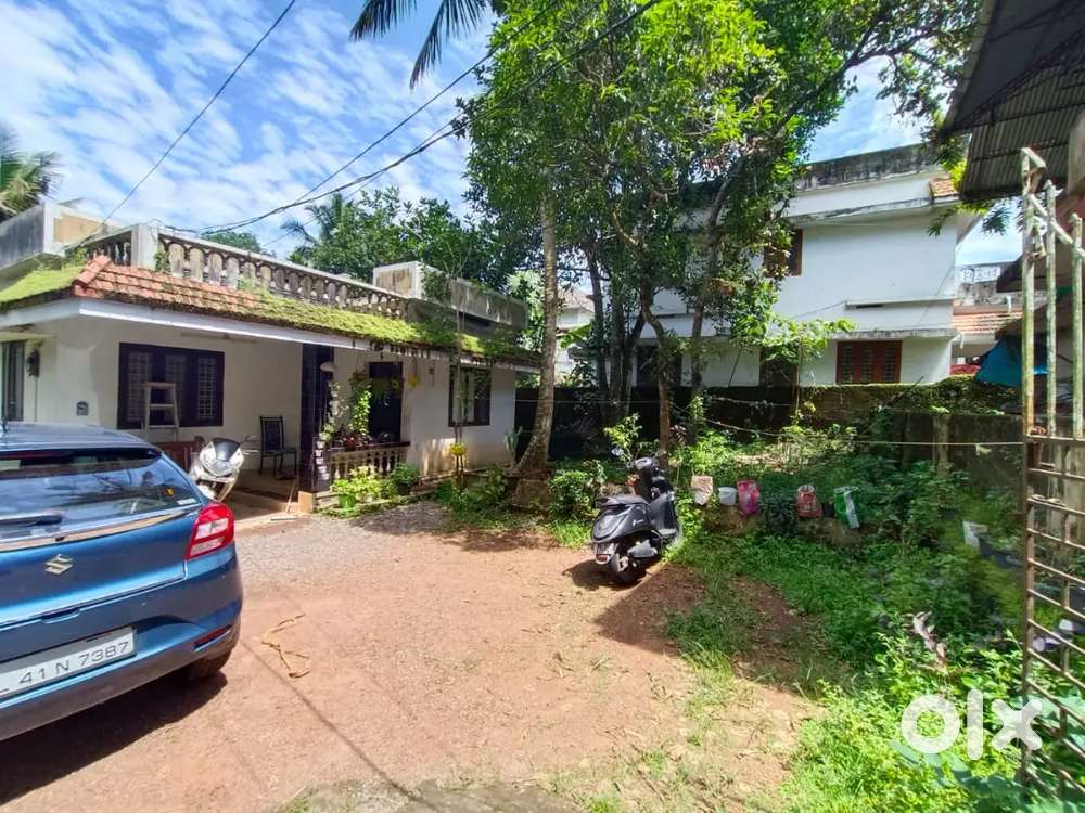 Aluva kodikuthumala.bus road 2nd plot 11,cent & 3bhk old house sale.