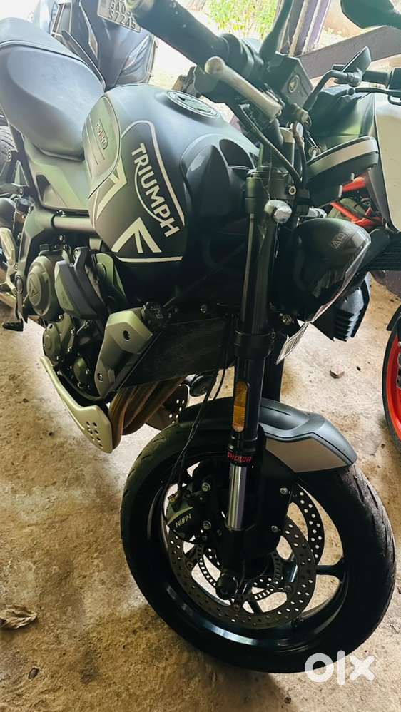 Triump Trident 660 matt black
