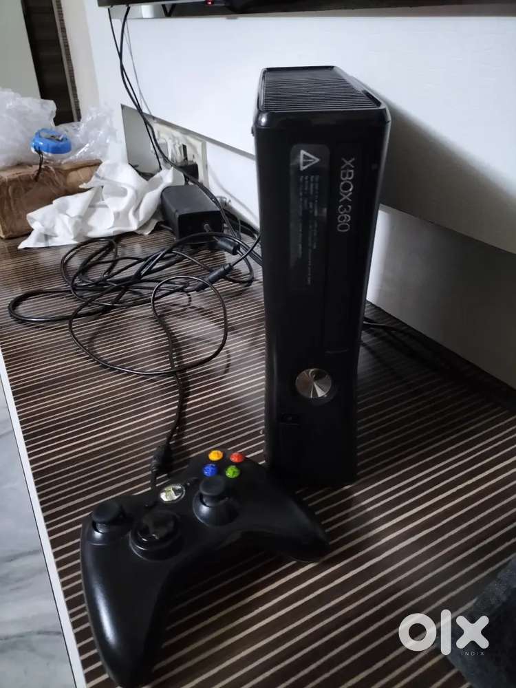 XBOX 360 WITH 2 CONTROLLERS