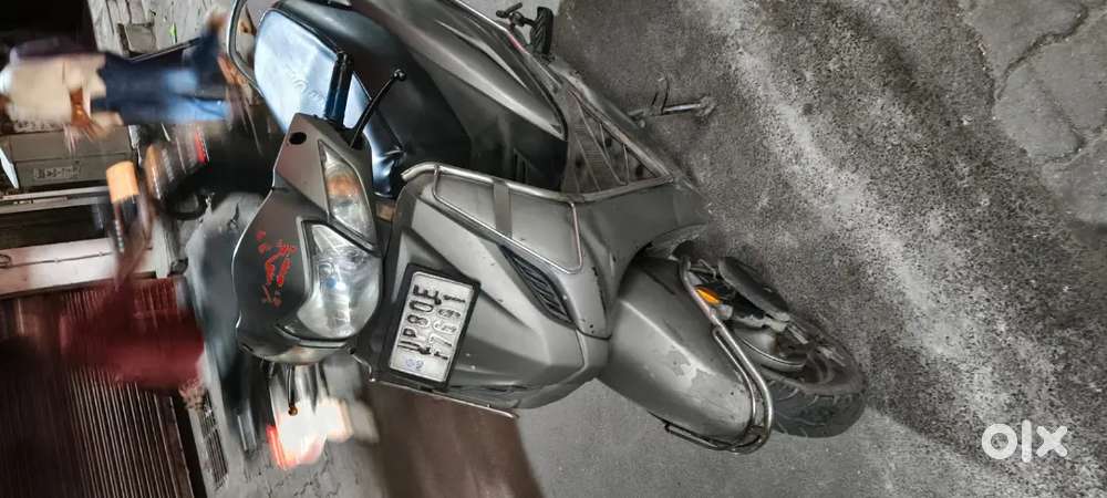 One hand no any type of working in engine good condition full serviced