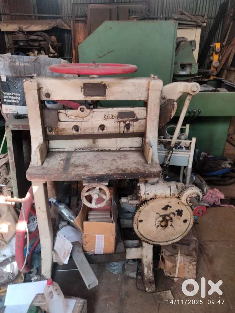 Paper cutting machine