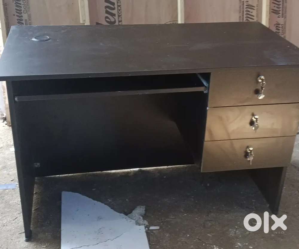 4x2 table with draw and keyboard