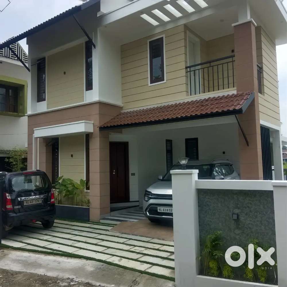 Angamaly kidangoor   4 cent 1560 sqft 3 bhk house for sale