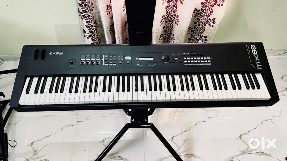YAMAHA MX88 SYNTHSIZER