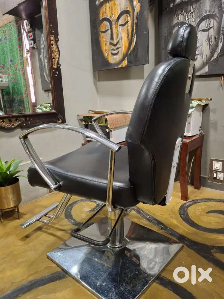 Salon haircut chair