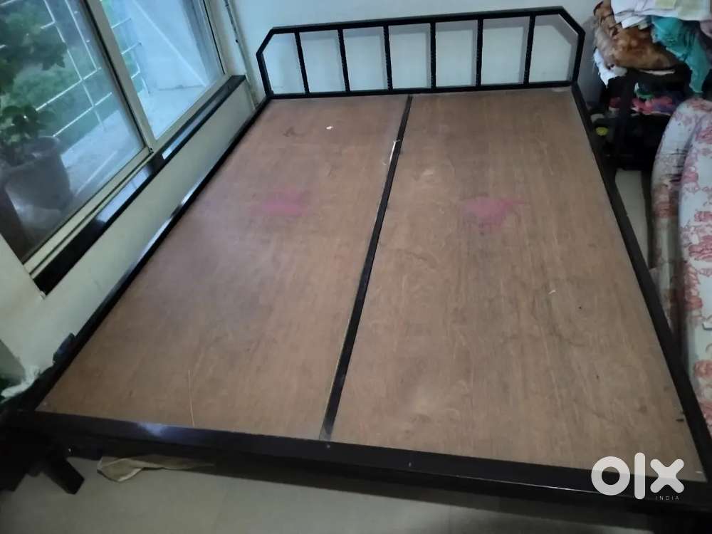 Queen size double bed (very good quality)