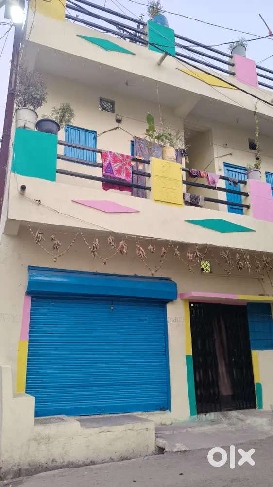 Makan bechna h Badi bagdun gav k ander h makan