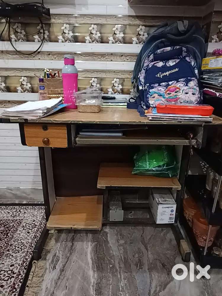 Computer table