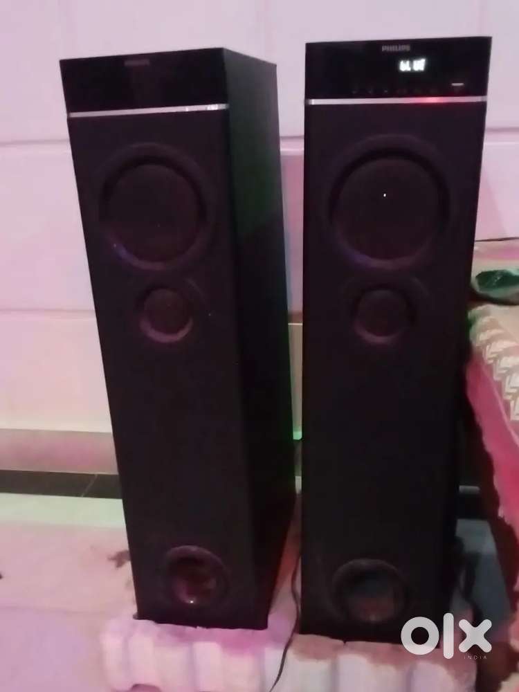 Pair of Philips Speakers