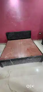 bed with 2 matching chet of drawers