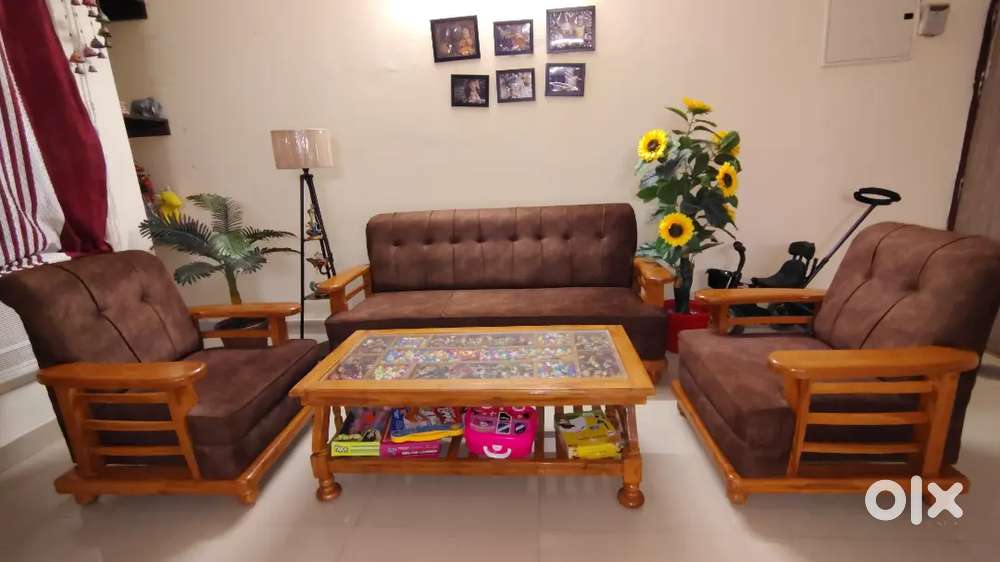5 seater sofa set made of sagaun in very good. Bought just 6 month ago