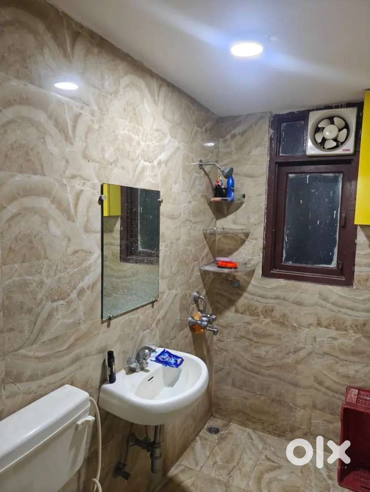 Male working Flatmate required