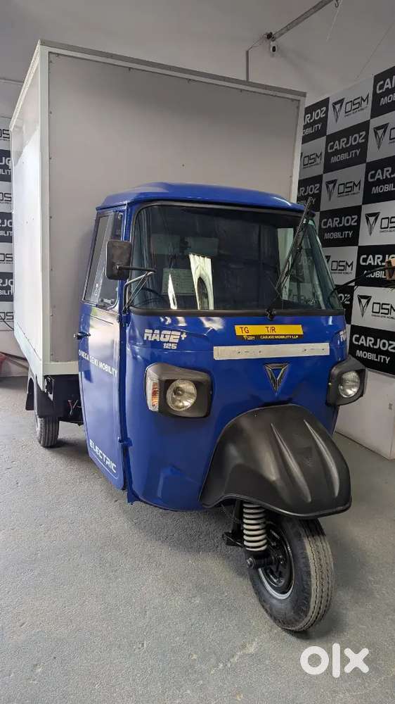 Three wheeler driver come delivery boy