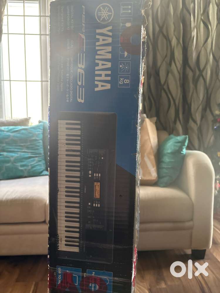 Yamaha Keyboard with stand