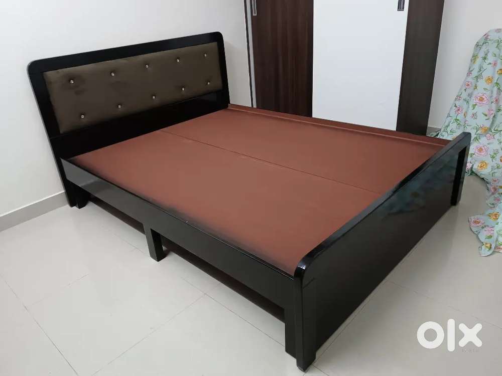 Brand new 5/6.5 queen size without storage bed direct from factory.