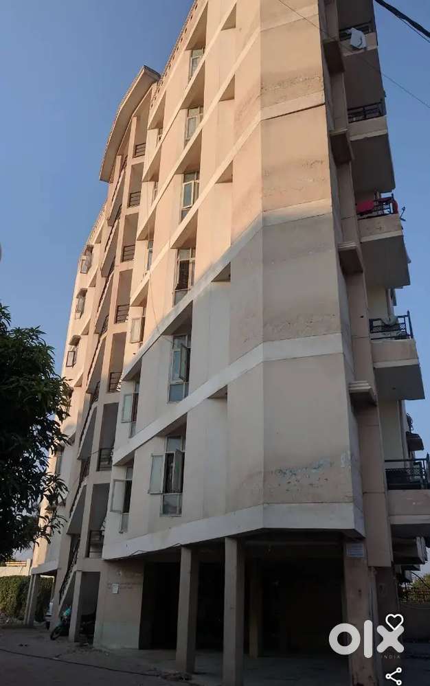 Total 3 bhk but only 1 bhk khali h jo ki sharing me krna rhega