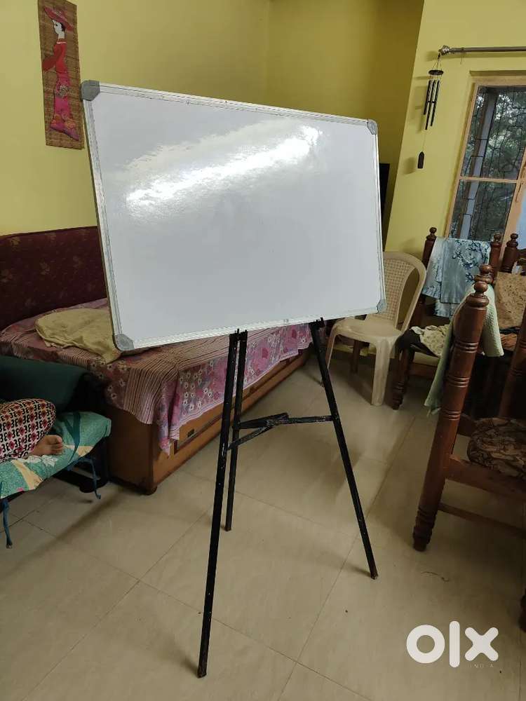 White board with stand 3 *2 feet