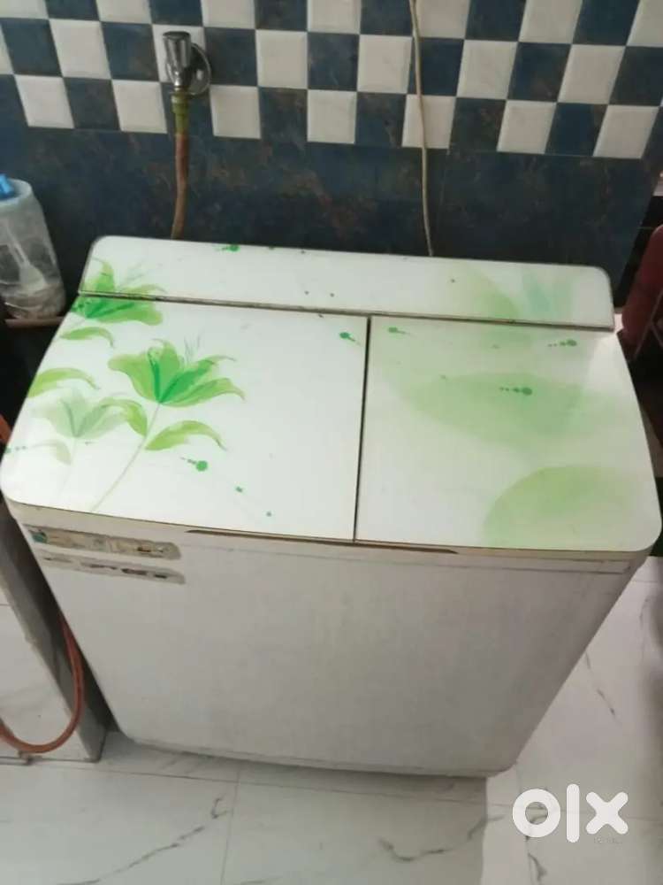 Lloyd Semi Automatic Washing Machine