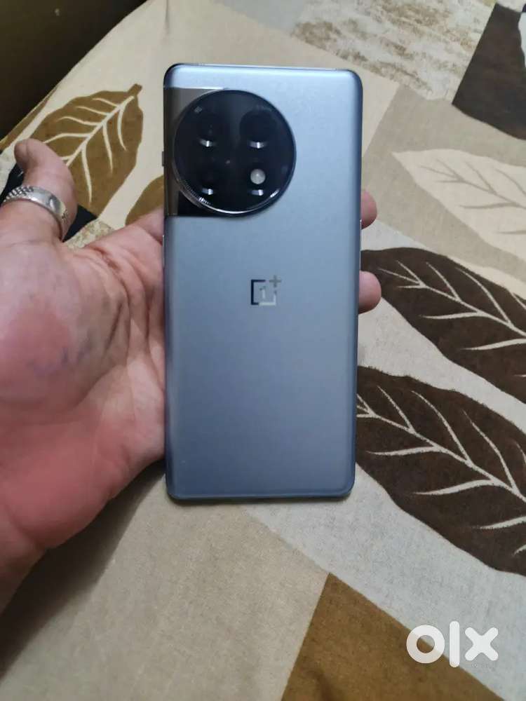 OnePlus 11r 8/128 2.3year old Bill box charger all are original a1 hai
