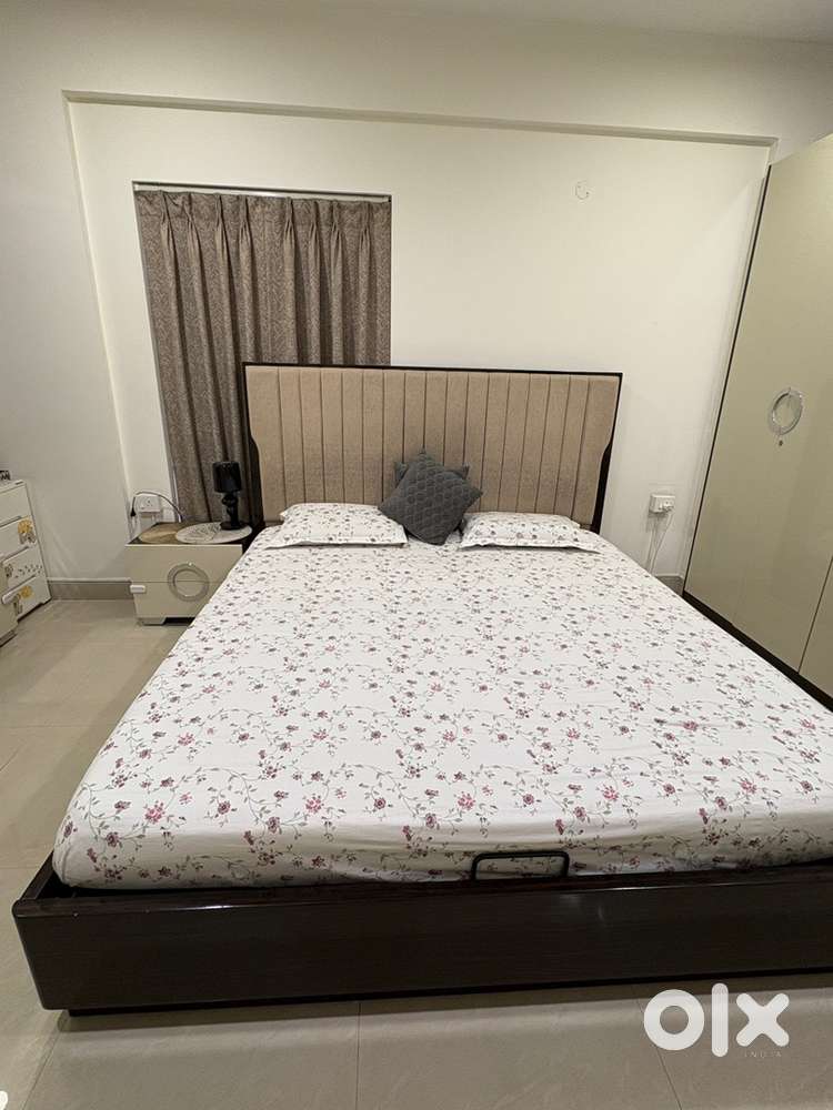 Luxurious and comfortable complete bedroom set