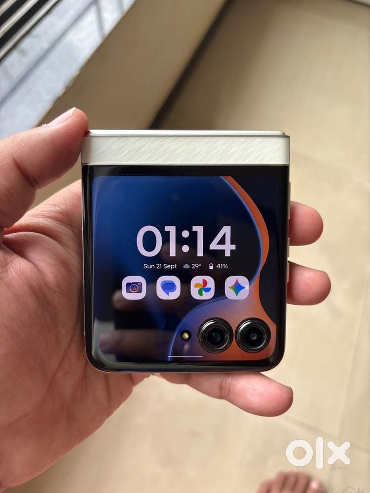 Moto Razr 60 flip phone