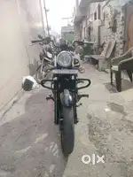 Bajaj Avenger 150 street
