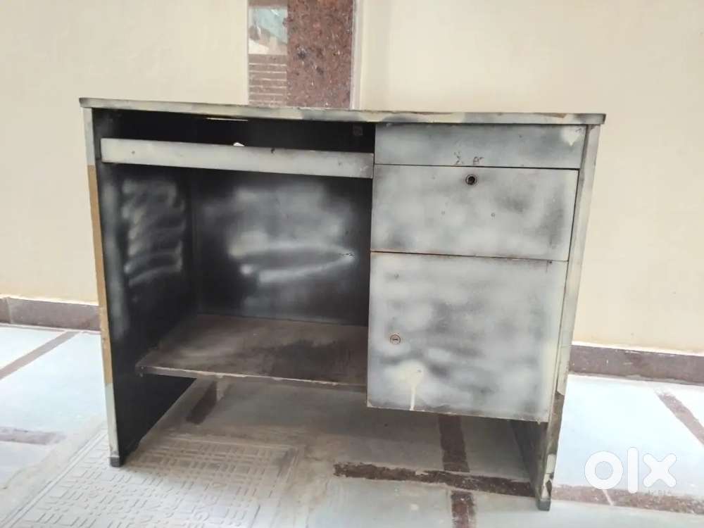 Computer table