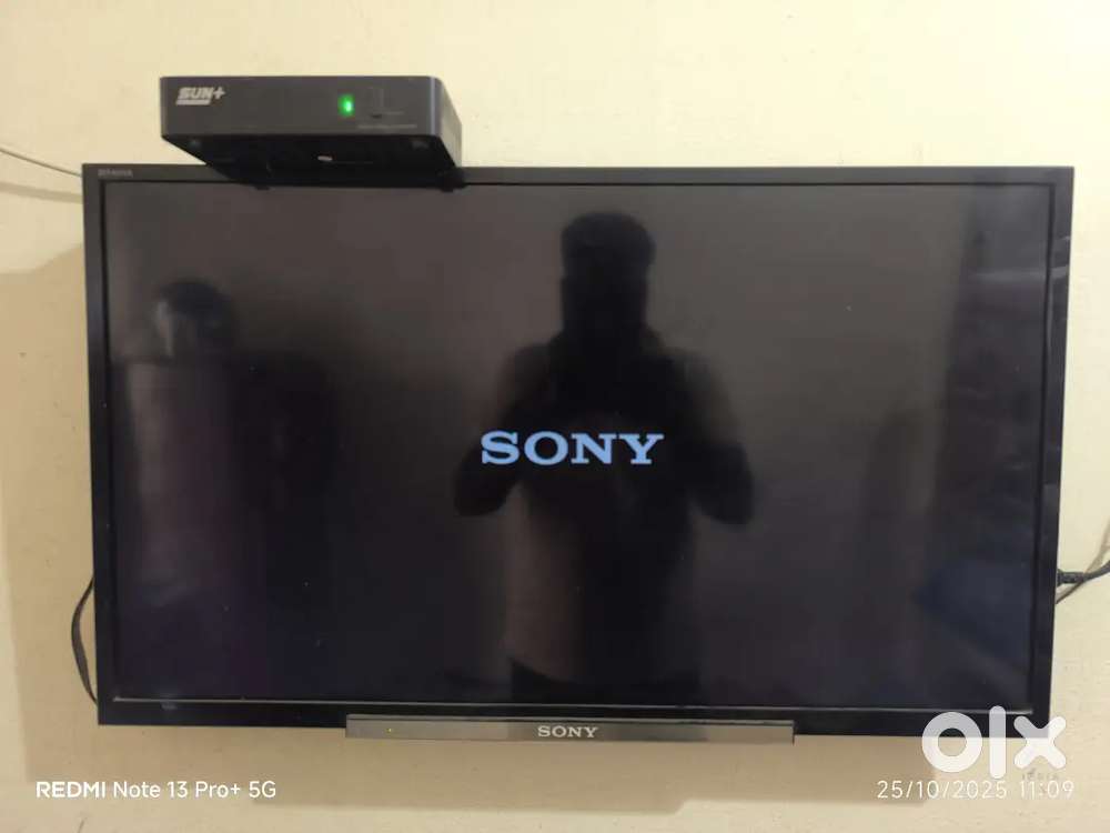 SONY BRANDED 32TV AND SUNDIRECT BOX AND SINGNAL ANTENNA