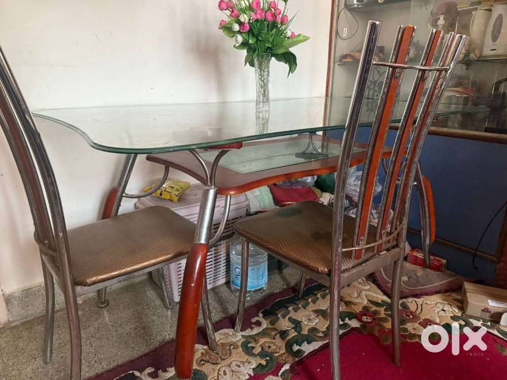 6 seater dining table with glass top in mint condition for sale