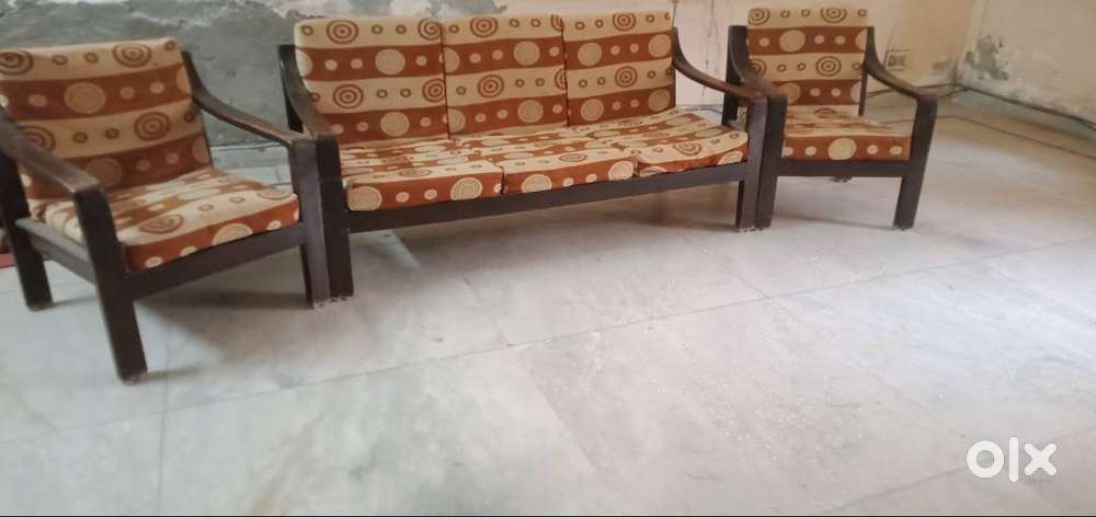 Teak wood 5 seater sofa in very good condition.