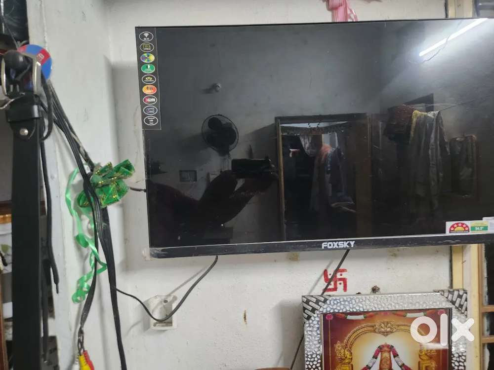 Foxsky 32 tv and wooden table