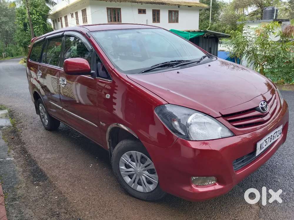 Toyota Innova 2010 Diesel 111000 Km Driven showroom service